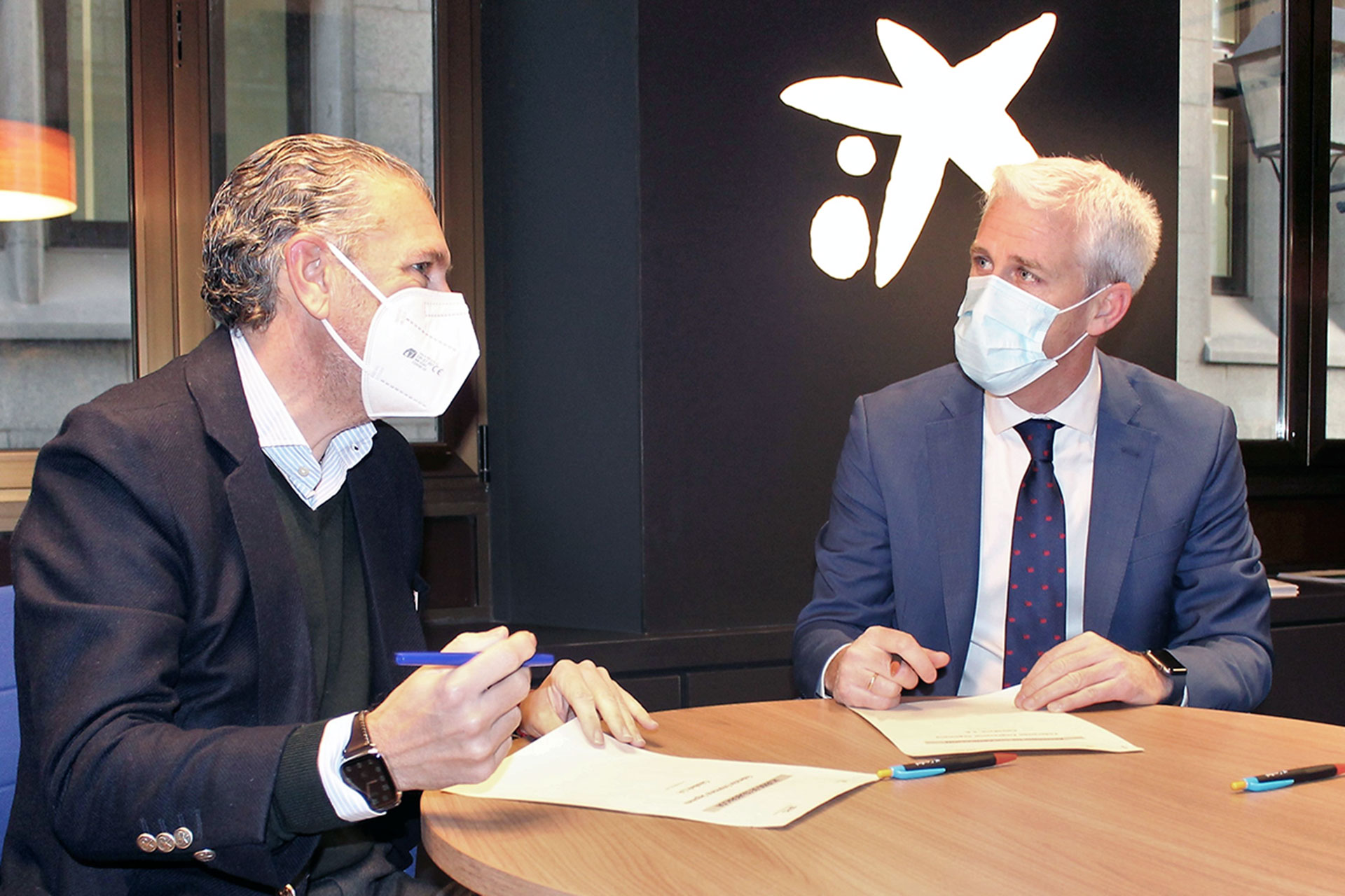 Un momento de la firma del convenio de colaboración entre ambas entidades./E.A.