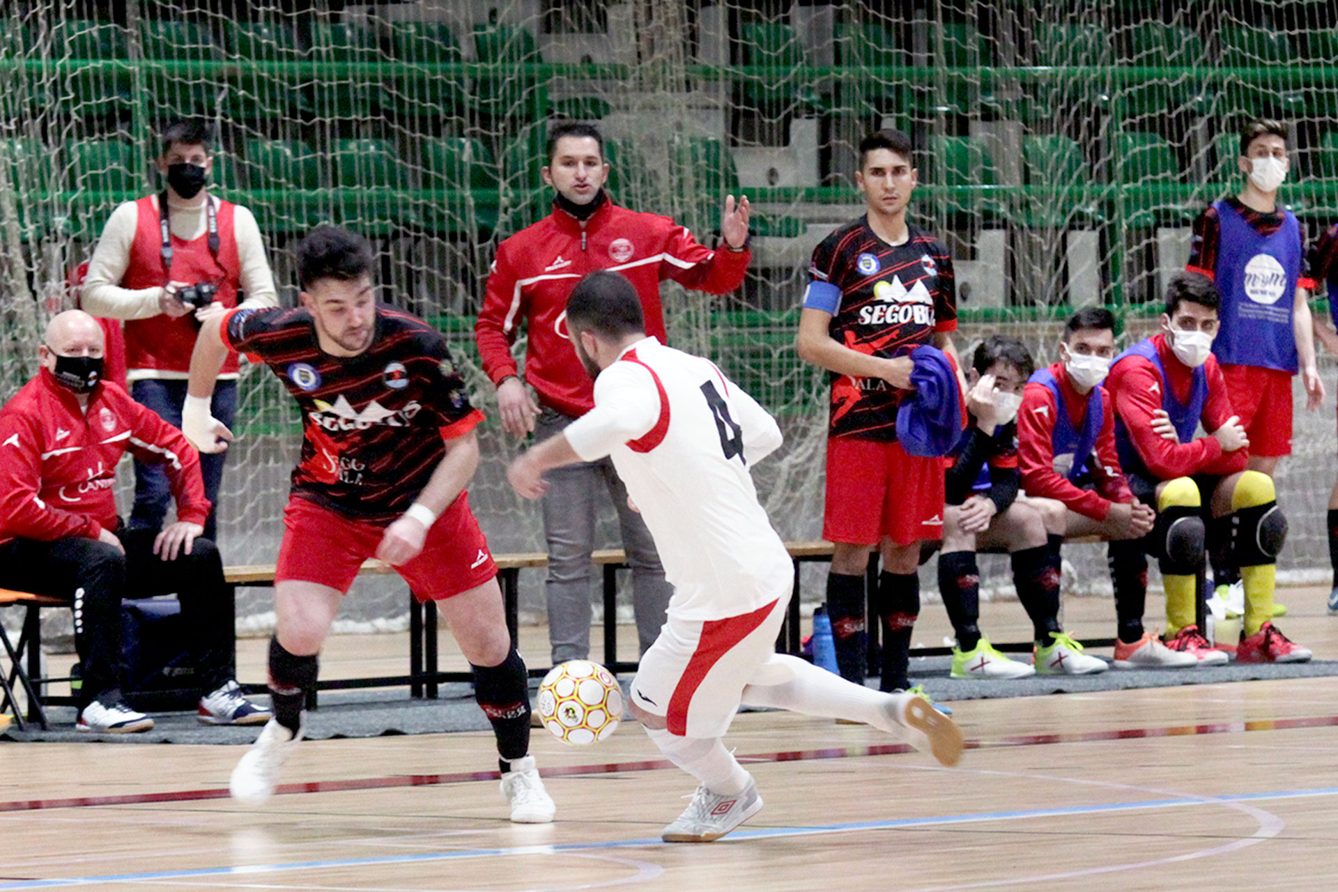 Una acción de un encuentro disputado en el pabellón Pedro Delgado por el Segosala frente al Unión Arroyo./ NEREA LLORENTE