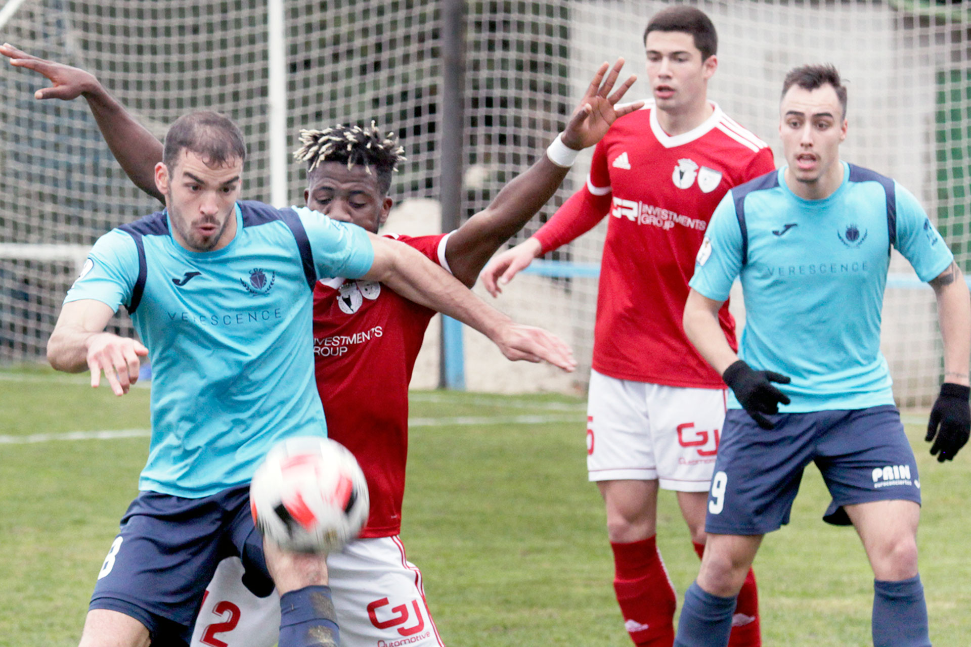 Víctor Velasco controla el balón ante un rival del Burgos Promesas en El Hospital. / NEREA LLORENTE