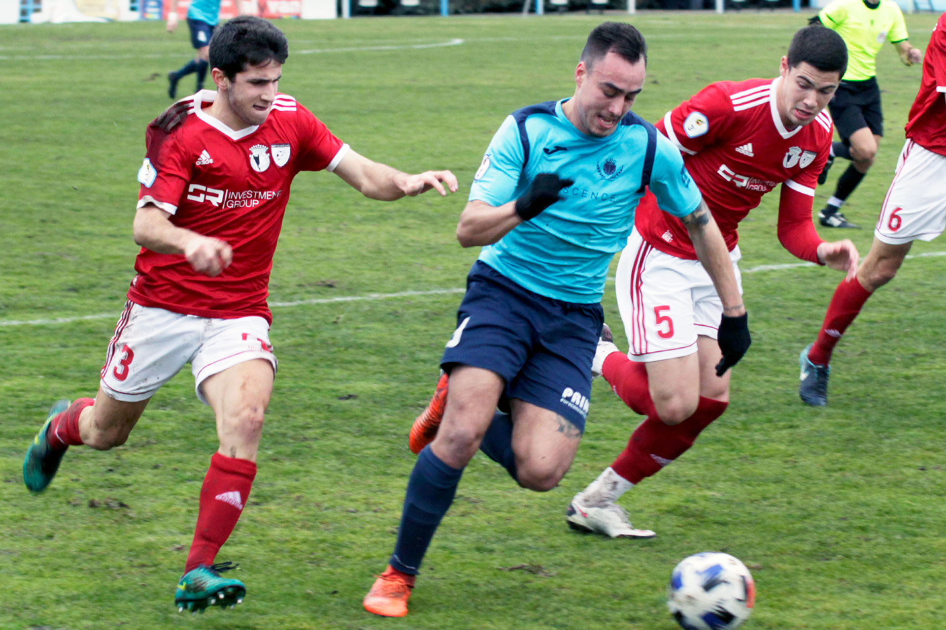Iván Serrano (i) persigue a Dani en un momento del encuentro que el Burgos Promesas jugó en El Hospital ante el CD La Granja./ NEREA LLORENTE