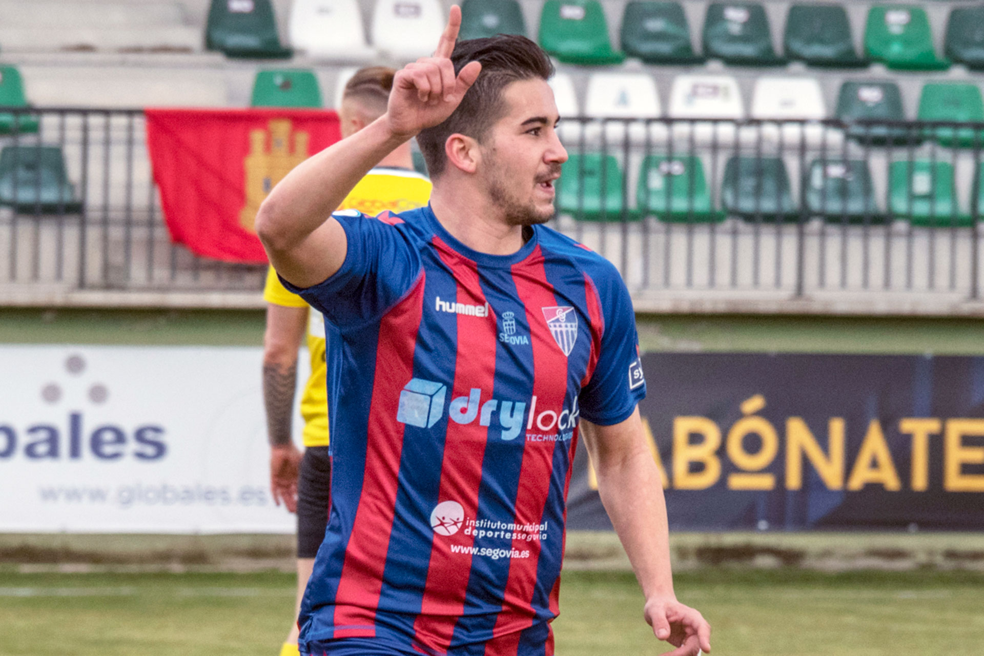 Adeva celebra el primer gol conseguido por la Gimnástica Segoviana./ KAMARERO
