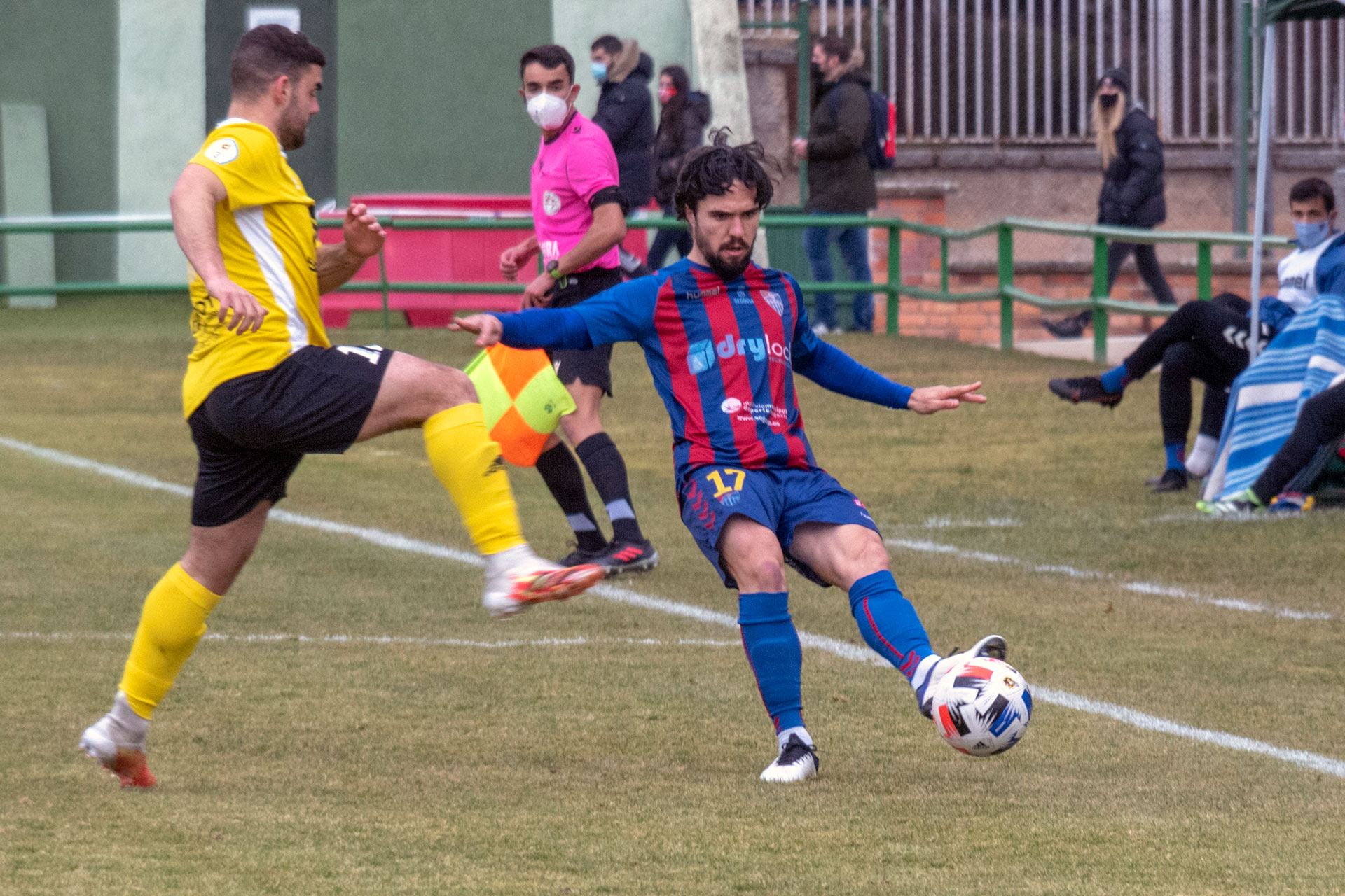 Rubén, en una acción durante el partido ante el Bupolsa./ KAMARERO