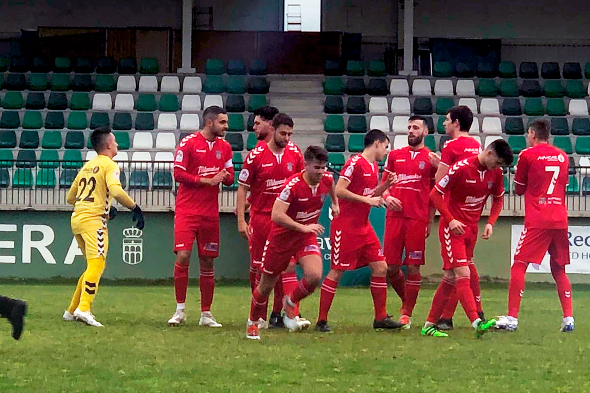 Los jugadores del Turégano, antes de un encuentro disputado en el Estadio Municipal de La Albuera./ E.A.