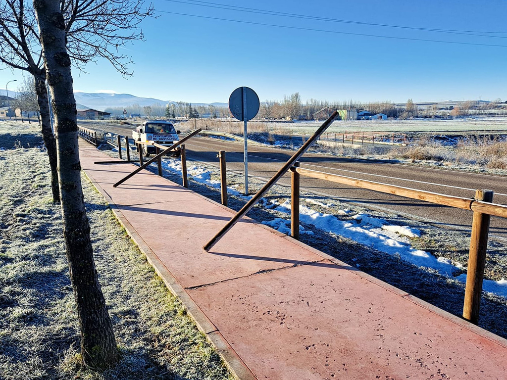 Actos vandálicos en Hontanares de Eresma contra el mobiliario urbano. / E.A.