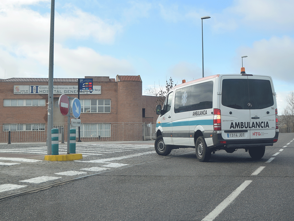 Un ambulancia entra al complejo del Hospital General de Segovia. / ROCÍO PARDOS