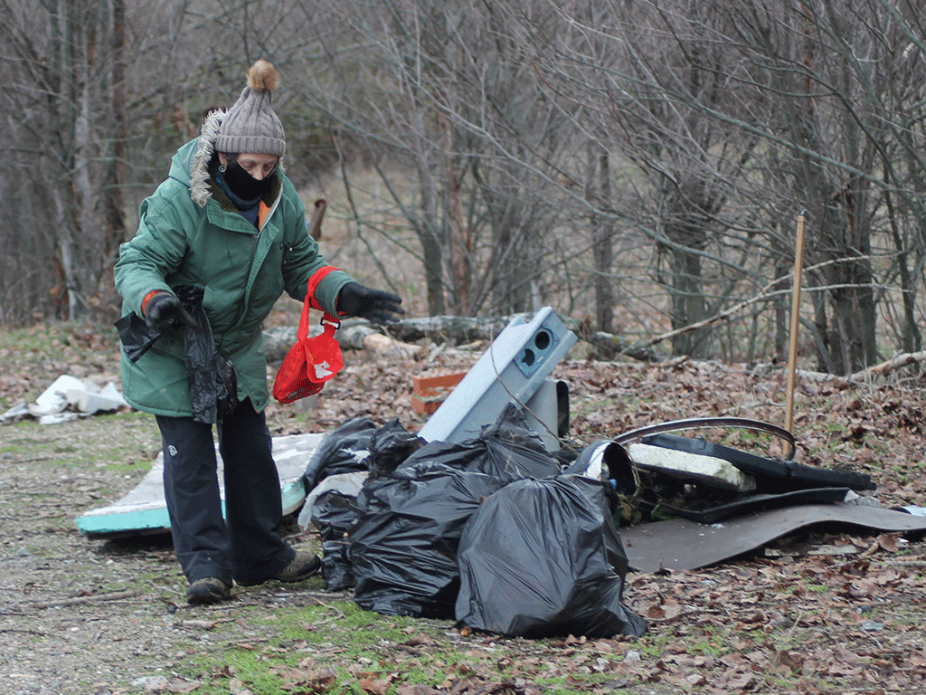 Una de las participantes deposita la basura recogida en los puntos establecidos durante la jornada. / M.G.