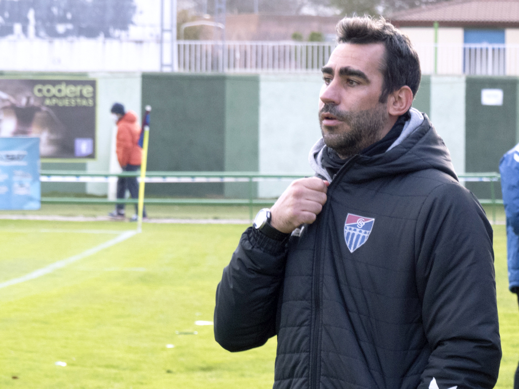El entrenador de la Segoviana, Manu González. / NEREA LLORENTE