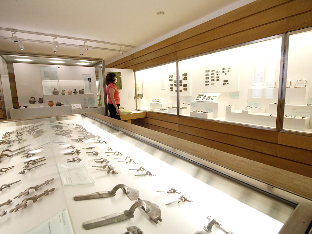 El Museo de Segovia ofrece actualmente una muestra temporal sobre el yacimiento de la Cueva de la Griega. / NEREA LLORENTE