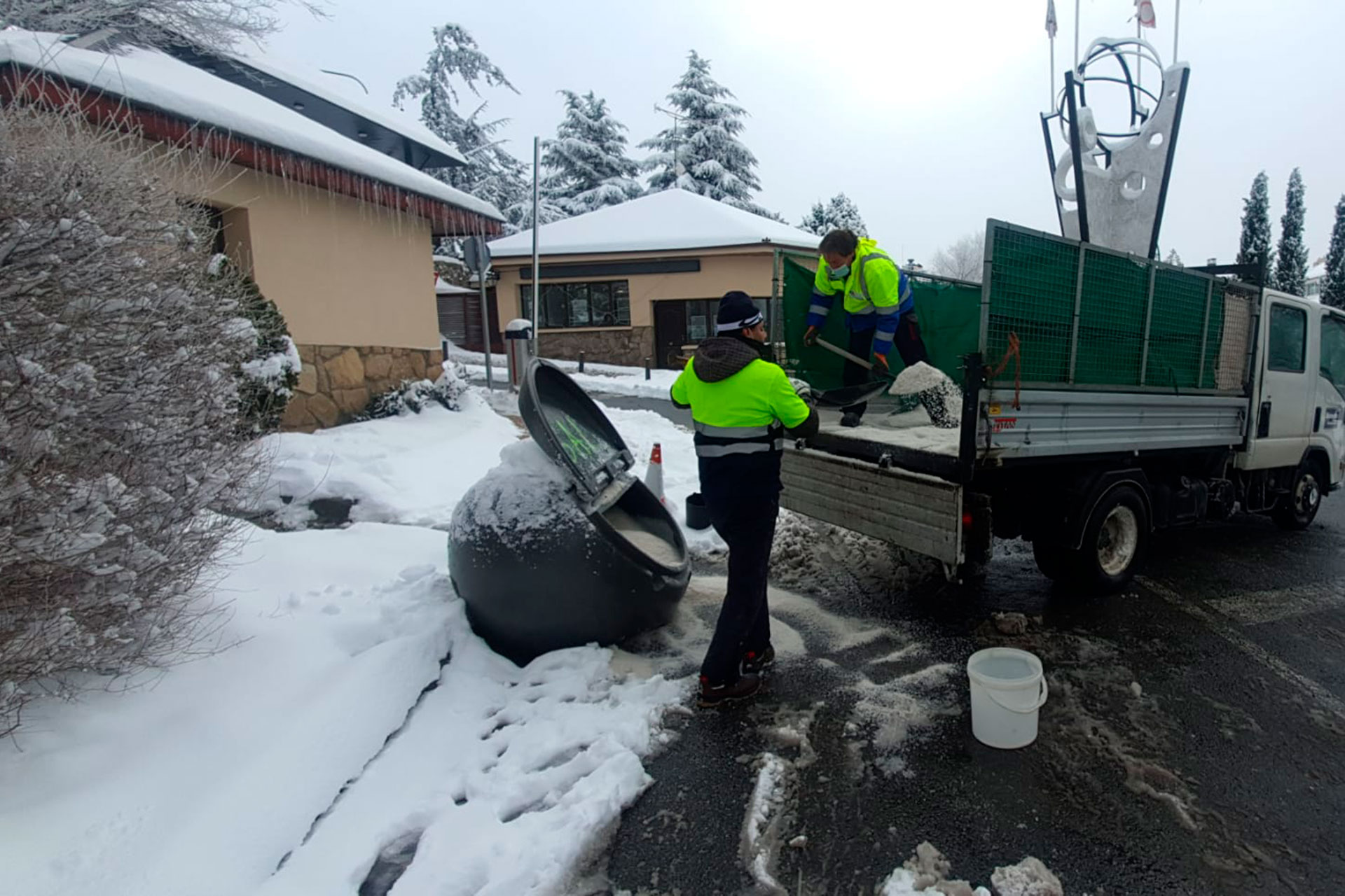 Los empleados de Valoriza reparten sal a los vecinos. / E.R.