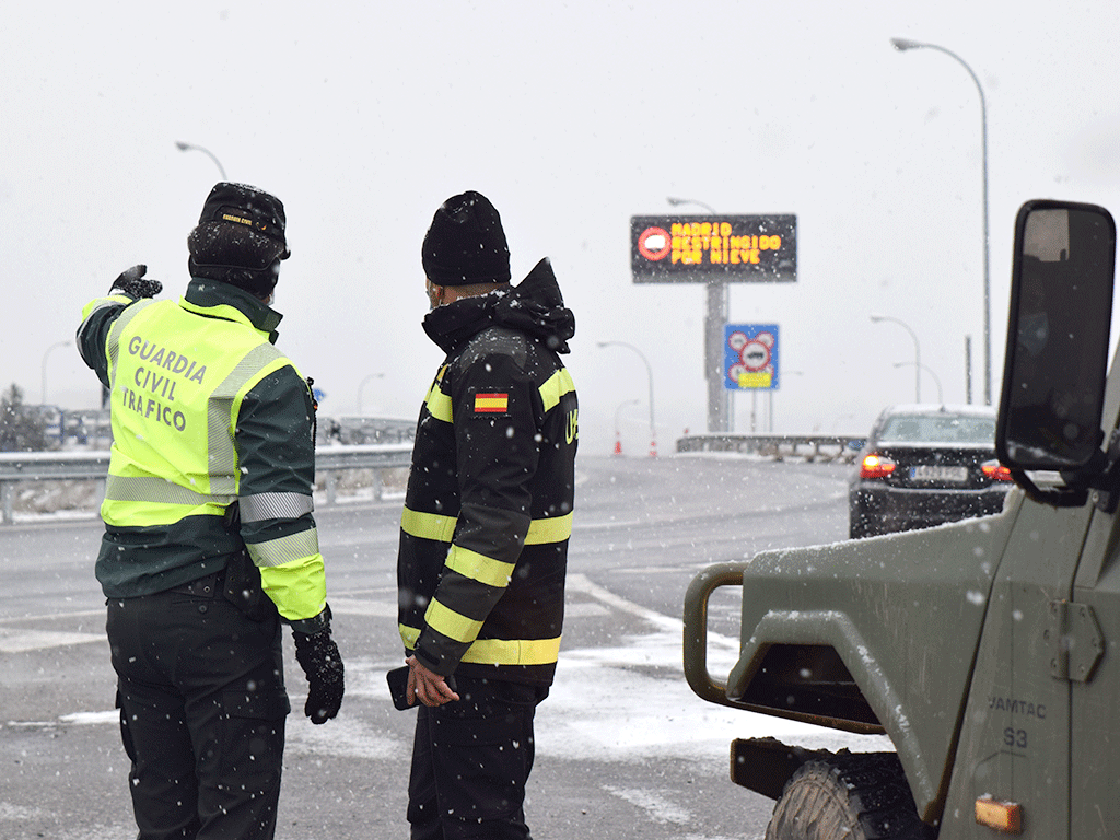 Agentes de la UME y de la Guardia Civil, a la entrada de Segovia. / ROCÍO PARDOS