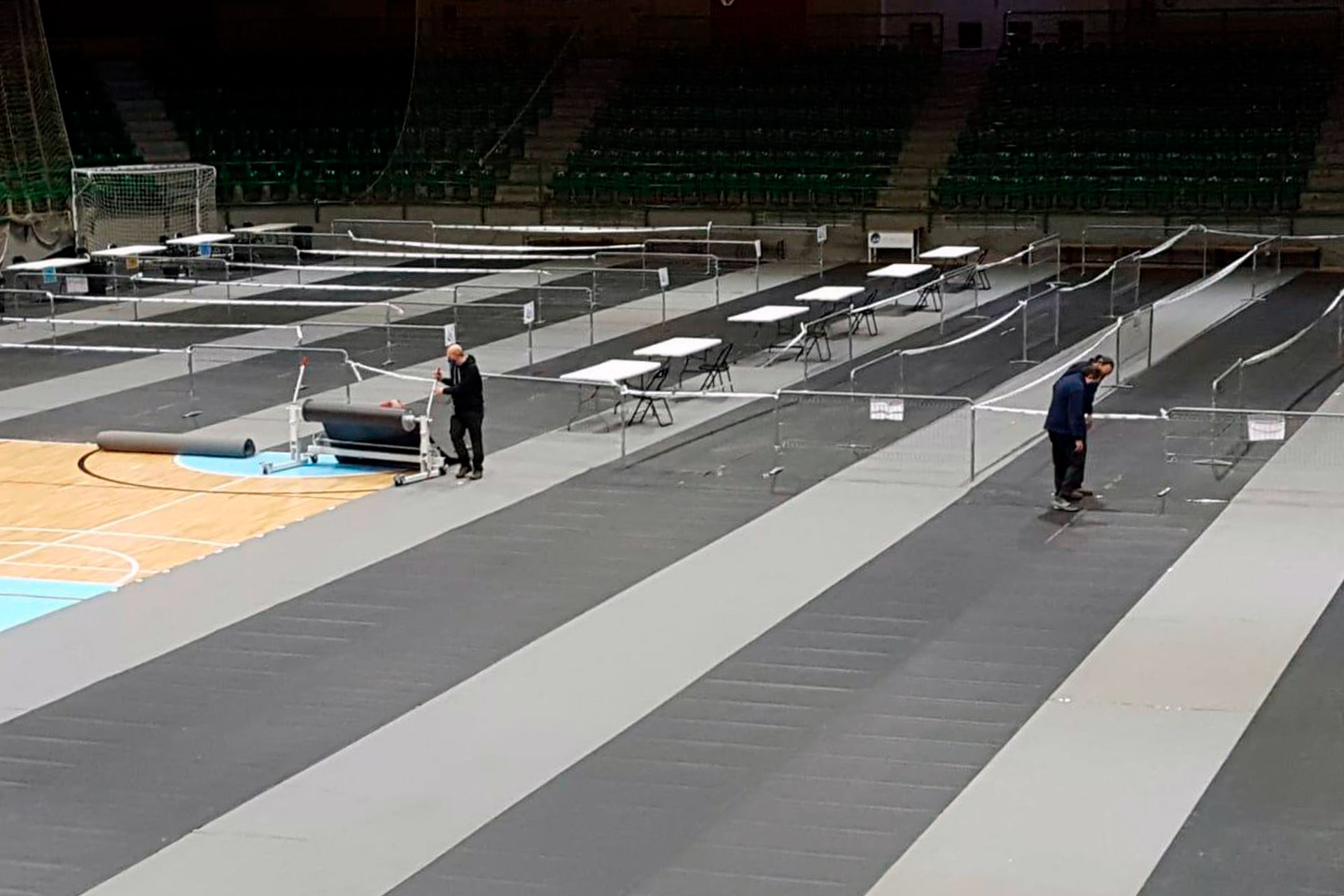 El pabellón ‘Pedro Delgado’ se preparó ayer para acoger el operativo.