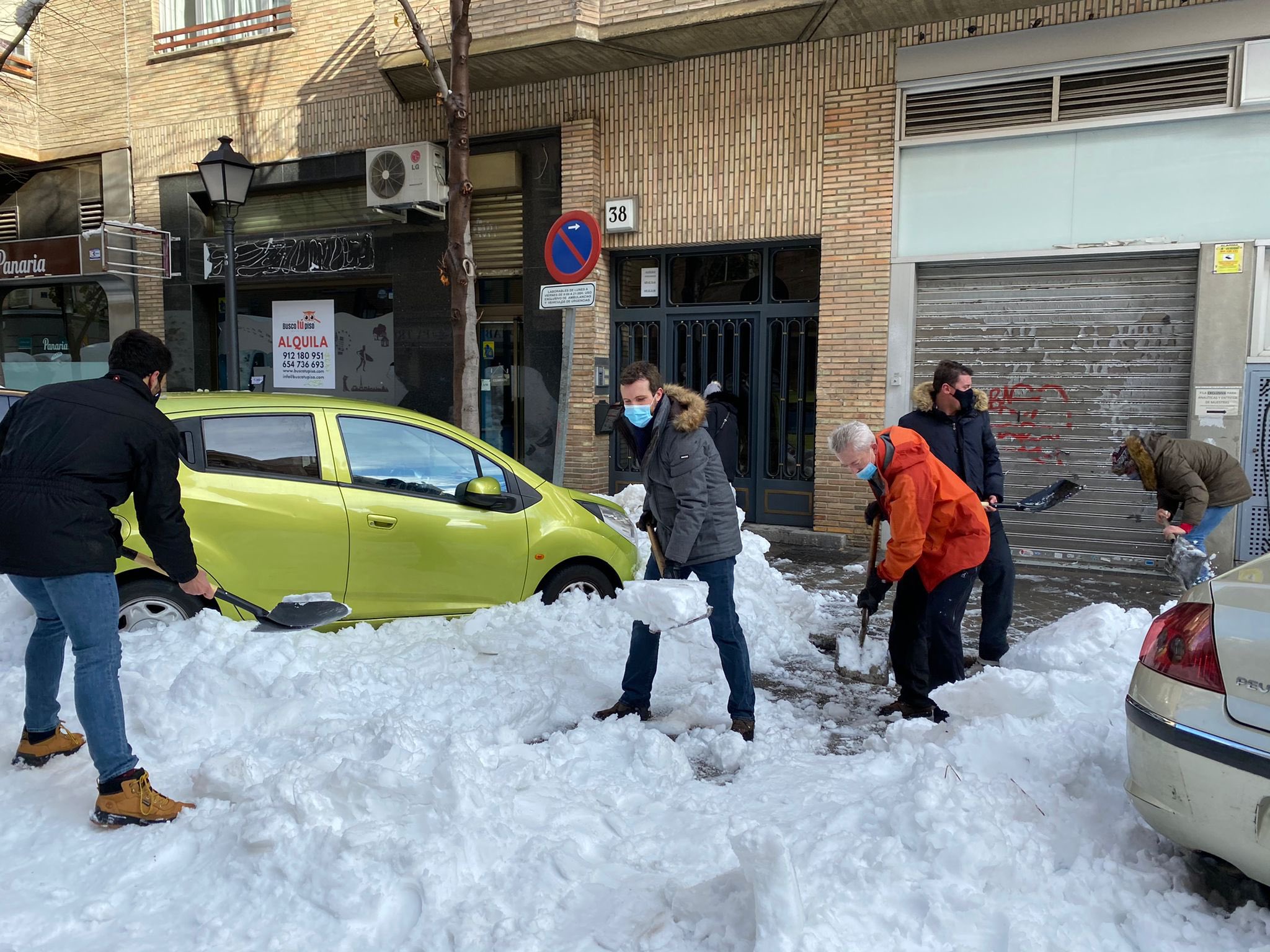 Pablo Casado retira nieve en una calle en Madrid. / POPULARES