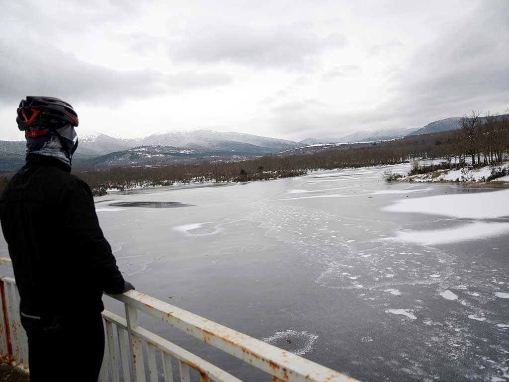 Un ciclista contempla el embalse de El Pontón Alto, en Segovia. EFE/Pablo Martín