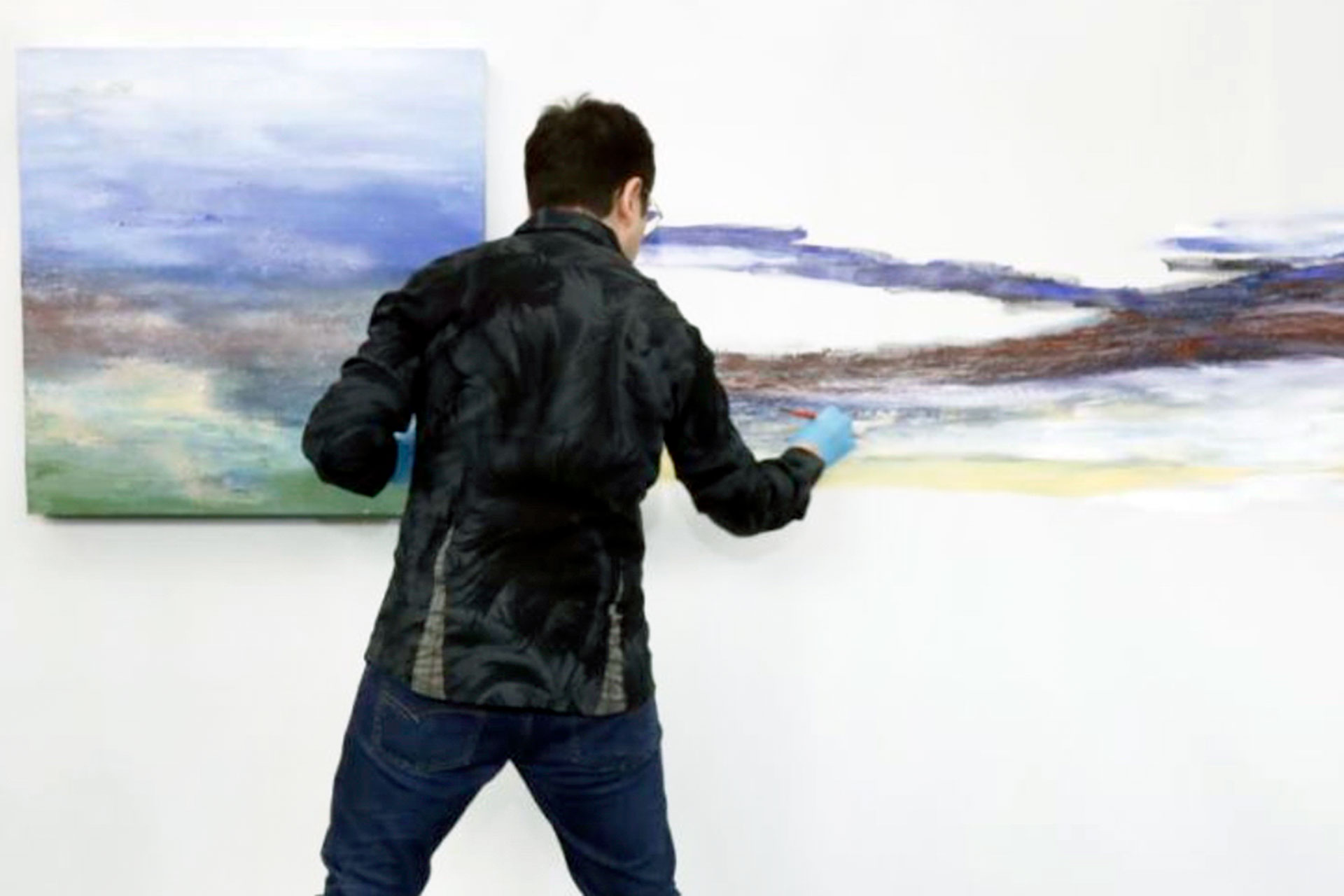 Reguera, de espaldas, en pleno proceso creativo durante la perfomance que dio lugar a la obra que integra la exposición. / EL ADELANTADO