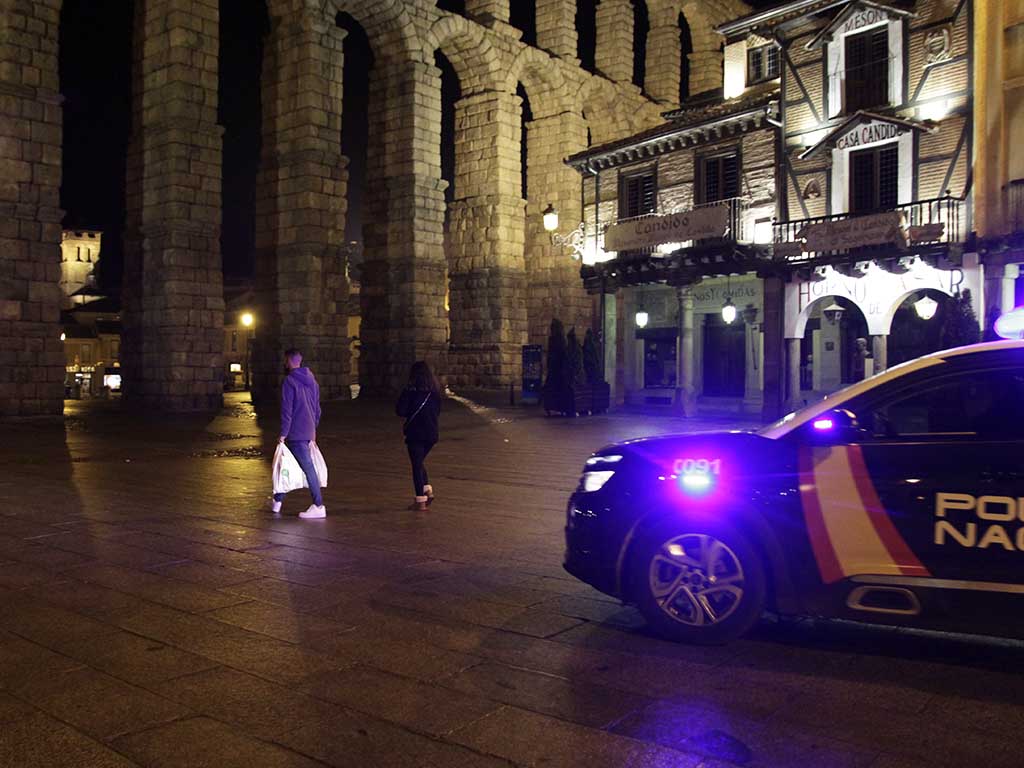 Un coche de Policía en el Azoguejo, durante la primera noche del nuevo 'toque de queda'. / NEREA LLORENTE