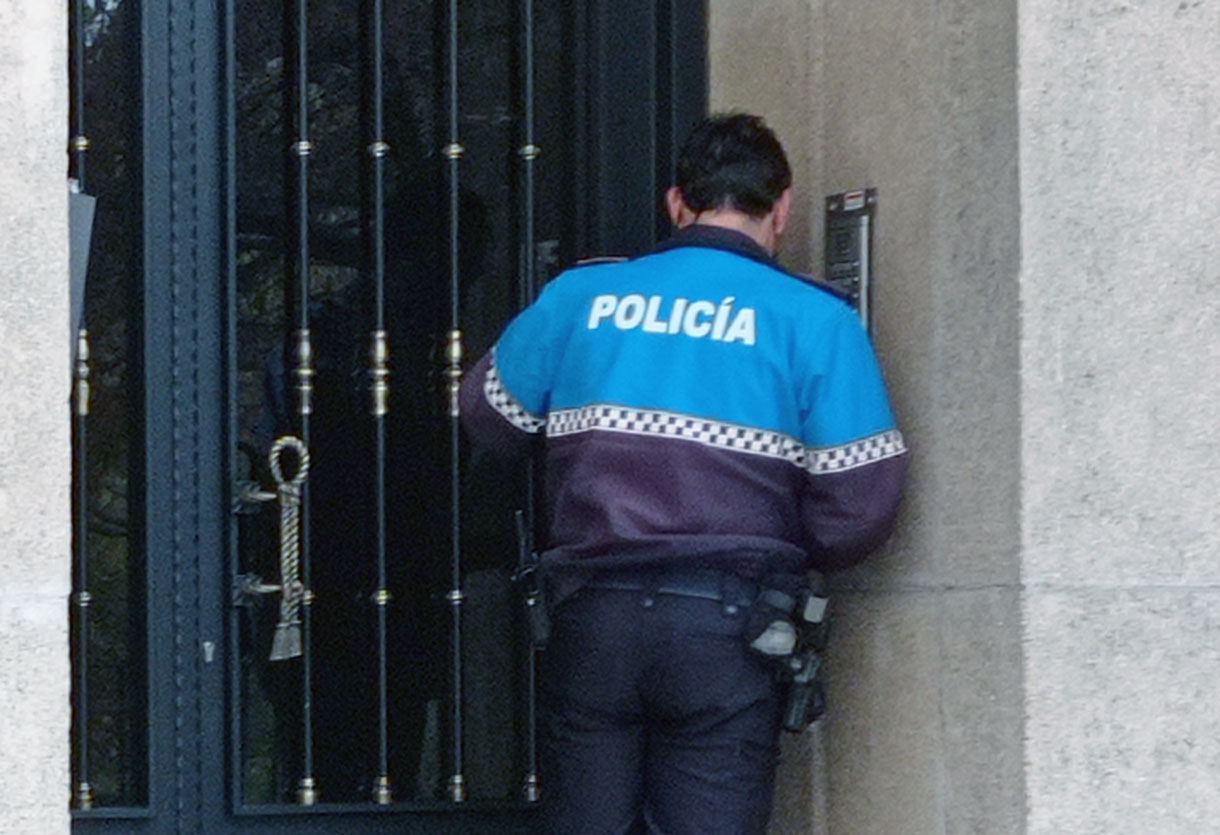 Un policía local realiza una comprobación en un edificio de Segovia. / NEREA LLORENTE
