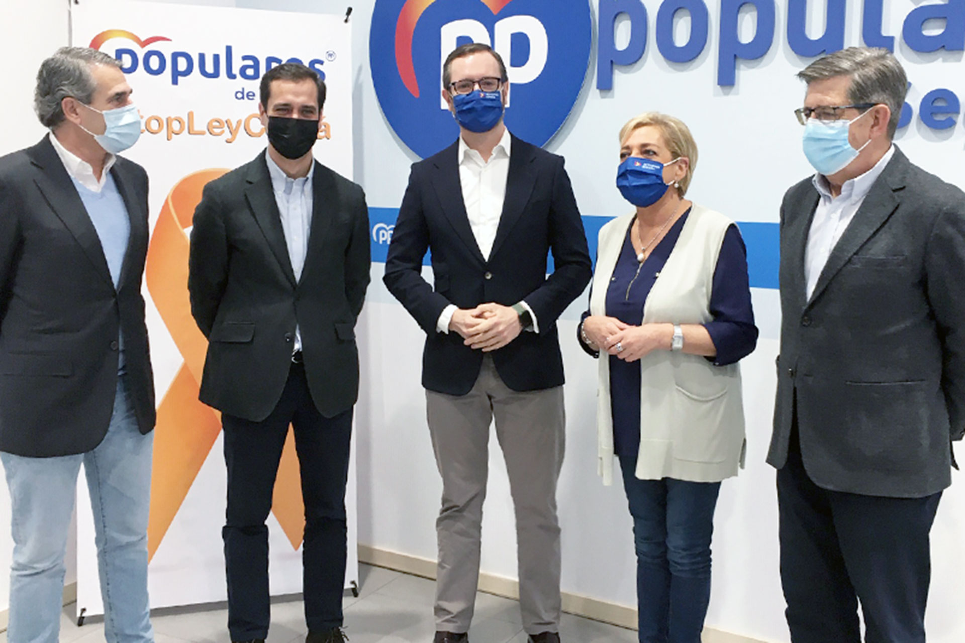 Los parlamentarios populares, tras la rueda de prensa. / E.A.