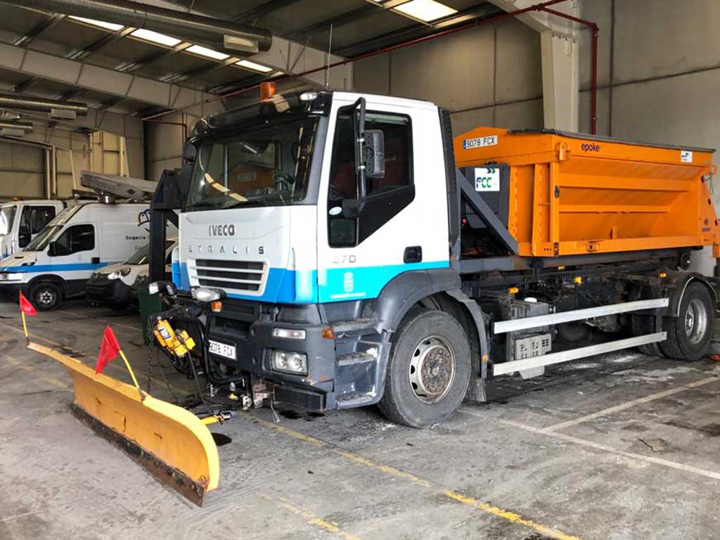 Equipos del 'plan de nevadas' del Ayuntamiento de Segovia. / EL ADELANTADO