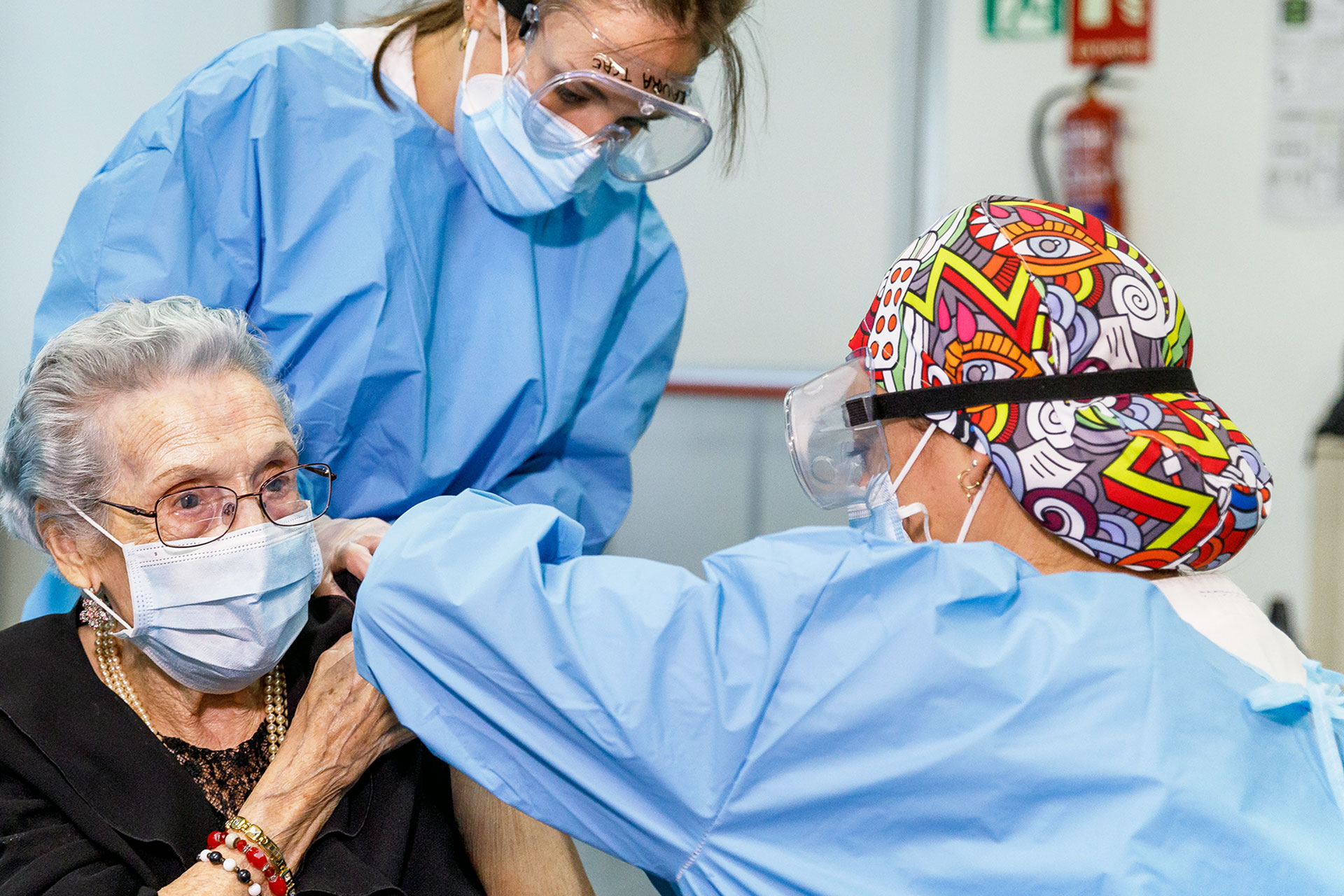 La primera residente vacunada en Segovia fue Ana Fernández Vegas, de 96 años, en la Residencia Mixta de la capital, el día 30 de diciembre del pasado año. / EL ADELANTADO