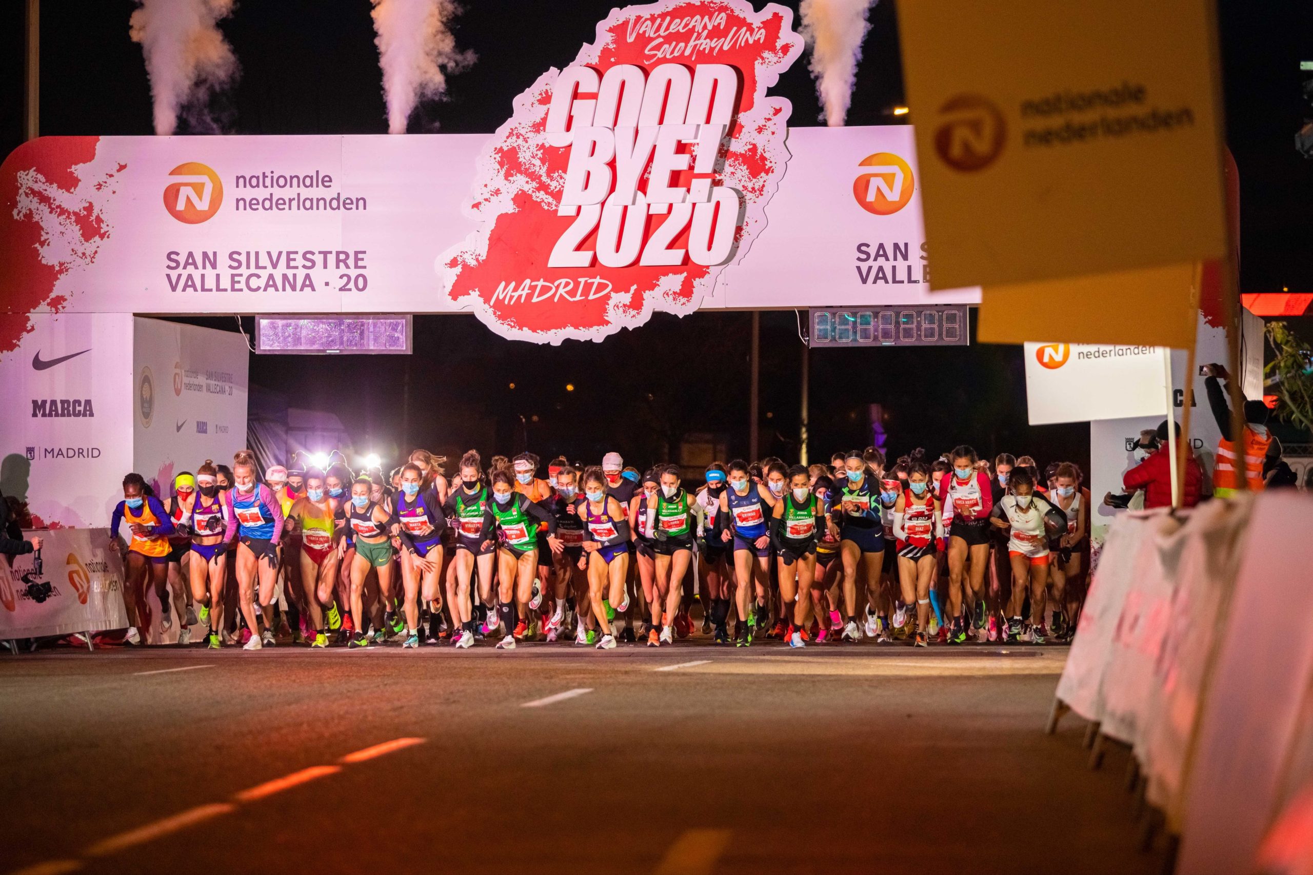 Salida de la San Silvestre Vallecana, con Águeda Muñoz en el centro, con los colores del FC Barcelona. / SAN SILVESTRE VALLECANA