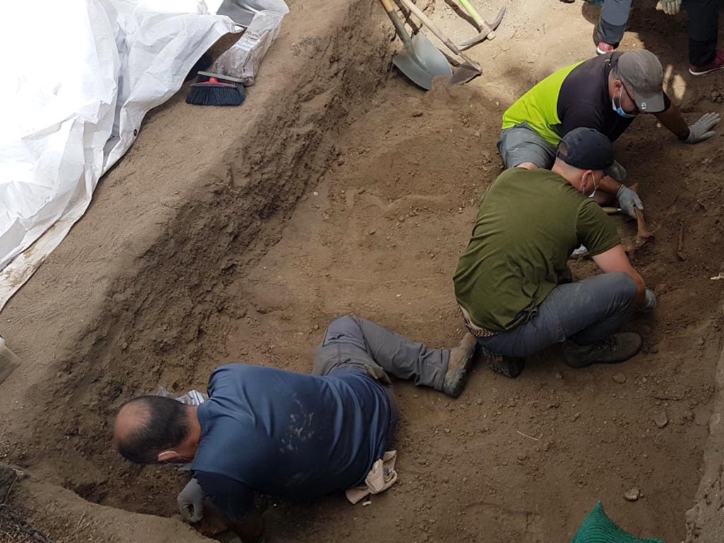 Trabajos de exhumación en la fosa de El Espinar. / E.A.