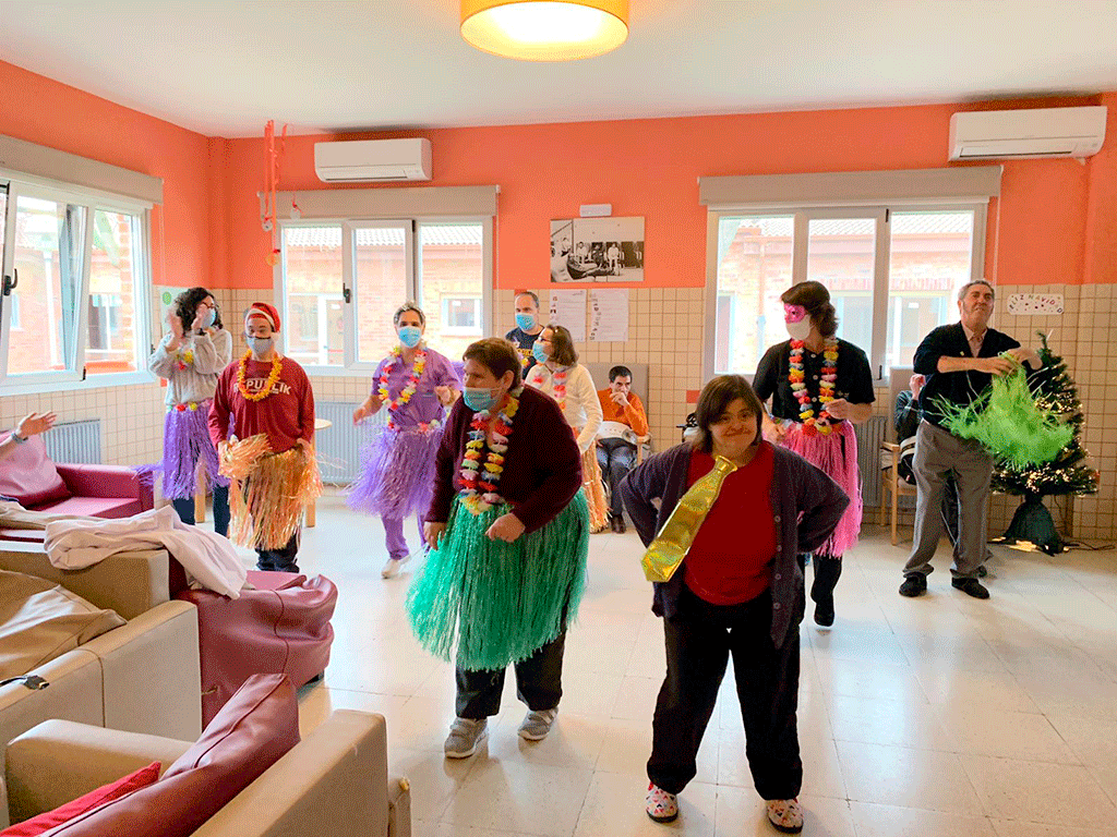 Trabajadores y residentes comparten coreografías, trabajos manuales y ratos de conversación para vivir juntos y con alegría las fiestas./ E.A.