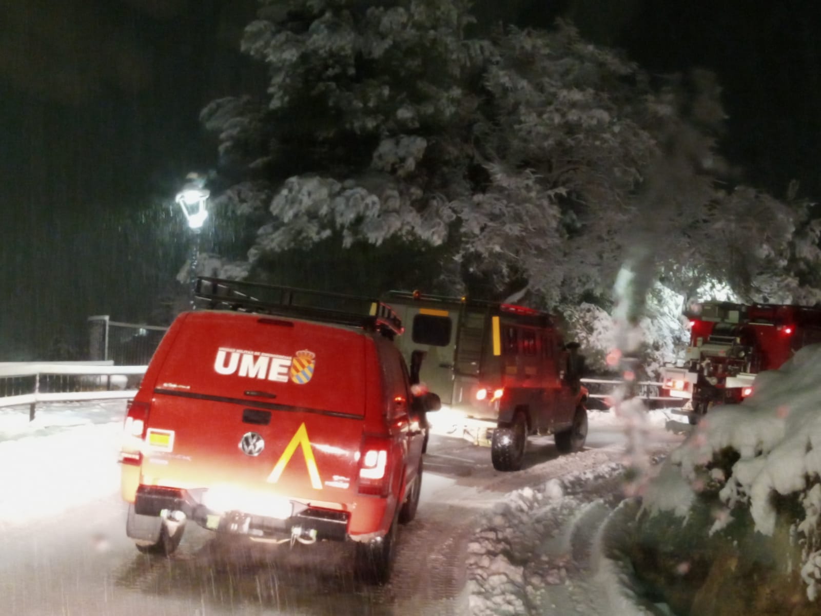 Equipo de la UME, desplazándose por la nieve. / UME