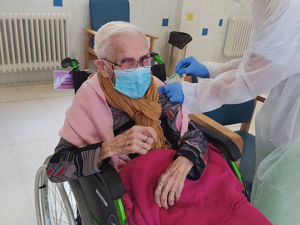 Rafaela, de 102 años, recibe la segunda dosis de la vacuna contra la Covid-19. / D.S.