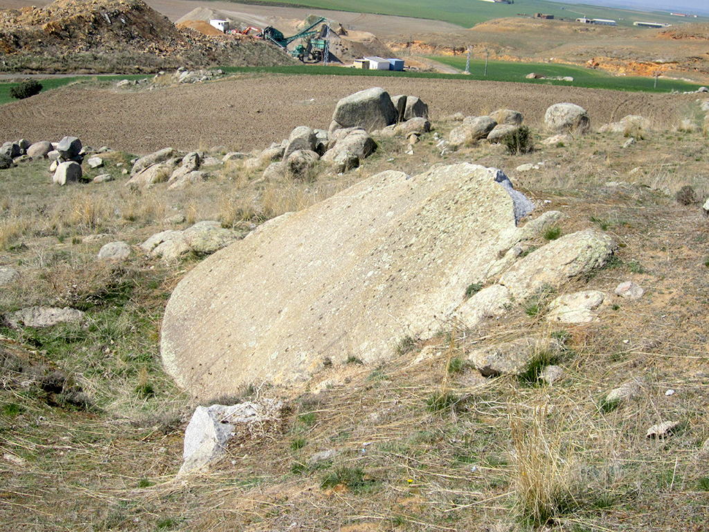 Todos los niños de Valseca conocen y se han divertido en la Peña rodadera. / ÁLVARO PINELA
