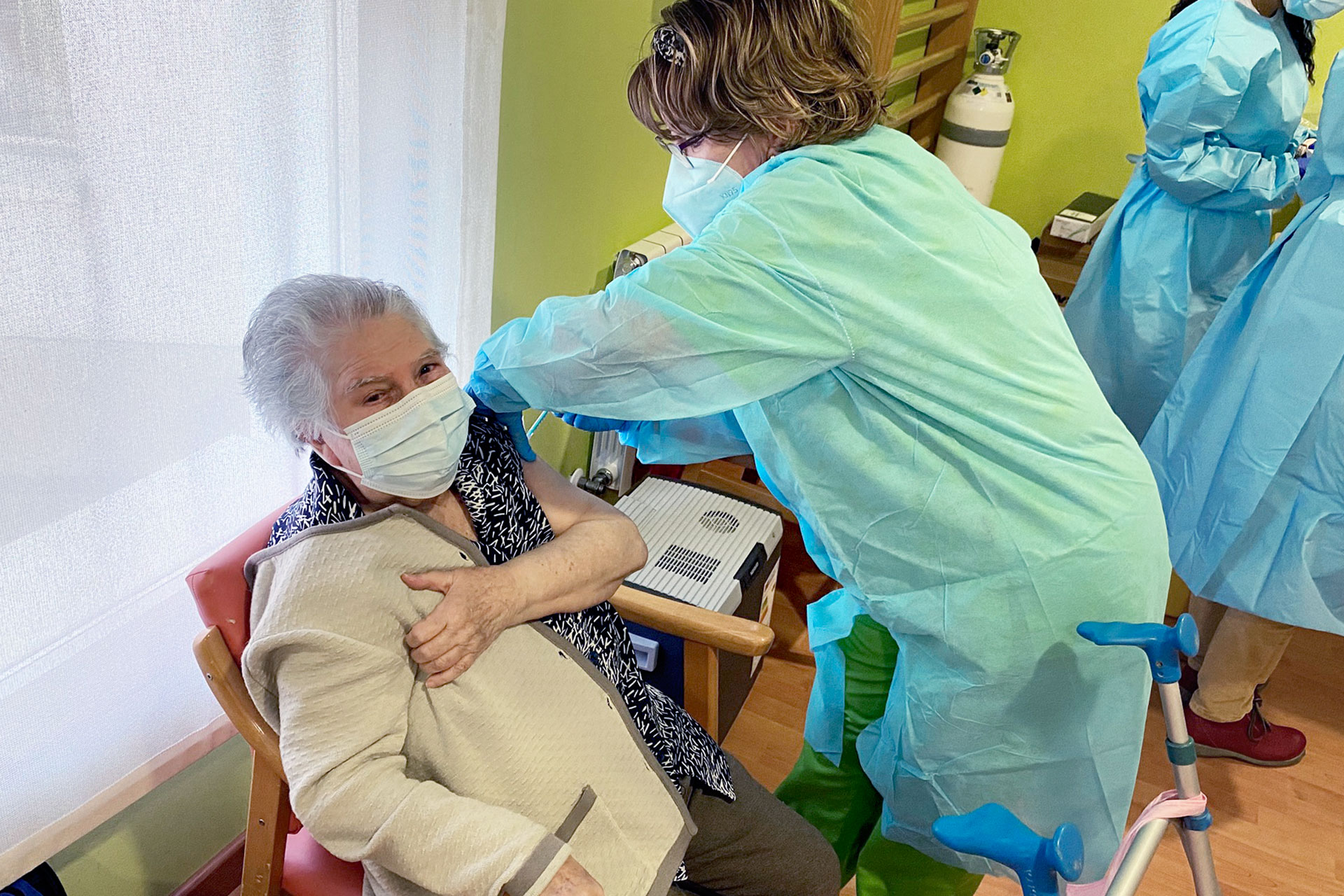 Una enfermera pone la vacuna a Antonia del Peso, usuaria de la residencia ‘Oteruelo’ de Valverde del Majano. / NEREA LLORENTE