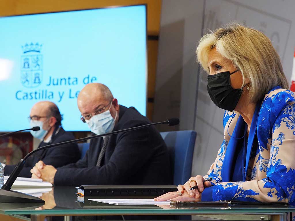El vicepresidente, portavoz y consejero de Transparencia, Ordenación del Territorio y Acción Exterior, Francisco Igea (c) junto a la consejera de Sanidad, Verónica Casado (d) y el consejero de Cultura y Turismo, Javier Ortega (i) durante la rueda de prensa telemática posterior al Consejo de Gobierno celebrado este jueves. EFE/R.García