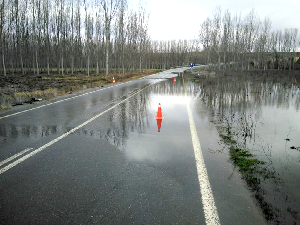 La carretera de acceso a Carbonero de Ahusín registró un nuevo corte al estar enagada por la crecida del río. / E. A.