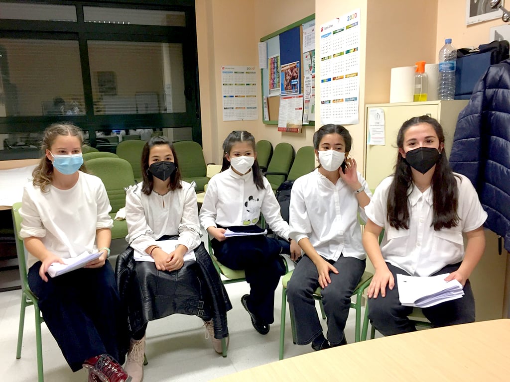 Alumnas del colegio Diego de Colmenares que pasa a la fase regional del certamen de la Junta. /EA