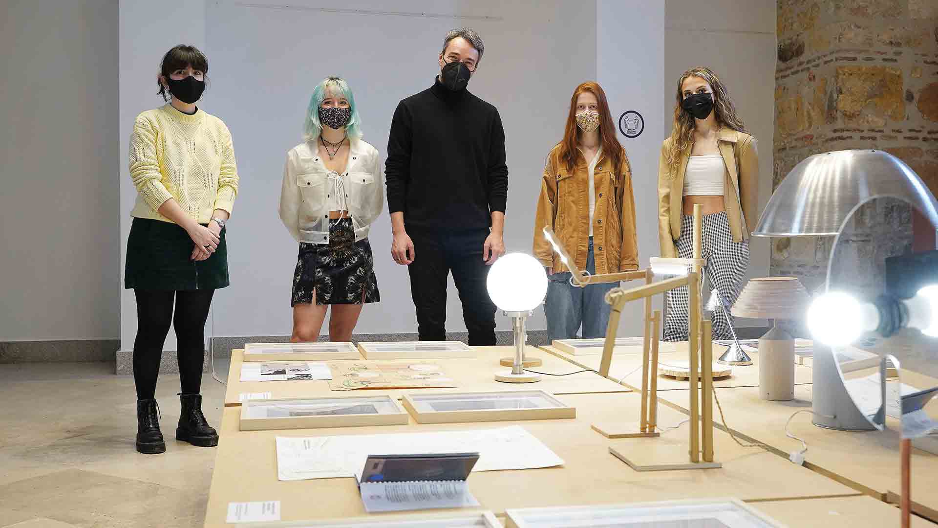 El profesor Andrea Caruso junto varios estudiantes de Diseño de IE University. / Roberto Arribas