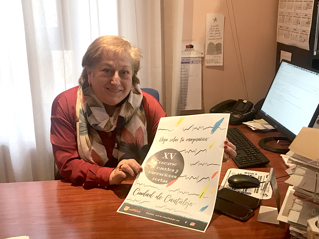 La concejala de Cultura, con el cartel del certamen.