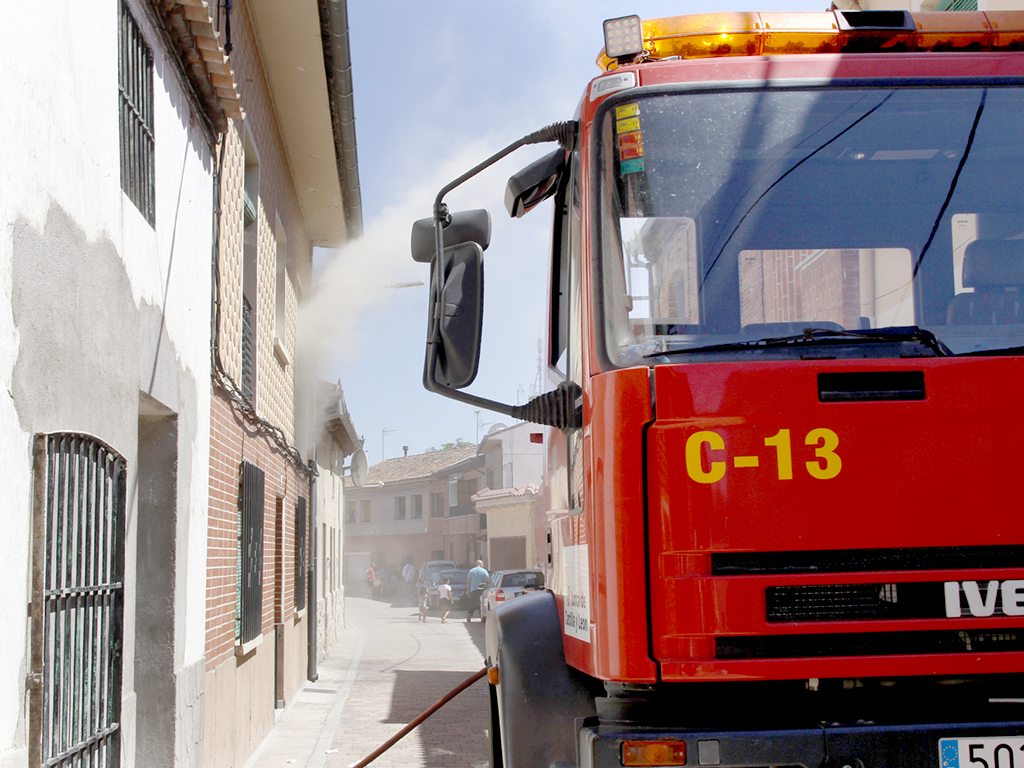 Los bomberos de Coca durante la extinción de un incendio en una vivienda de la localidad. / Nerea Llorente