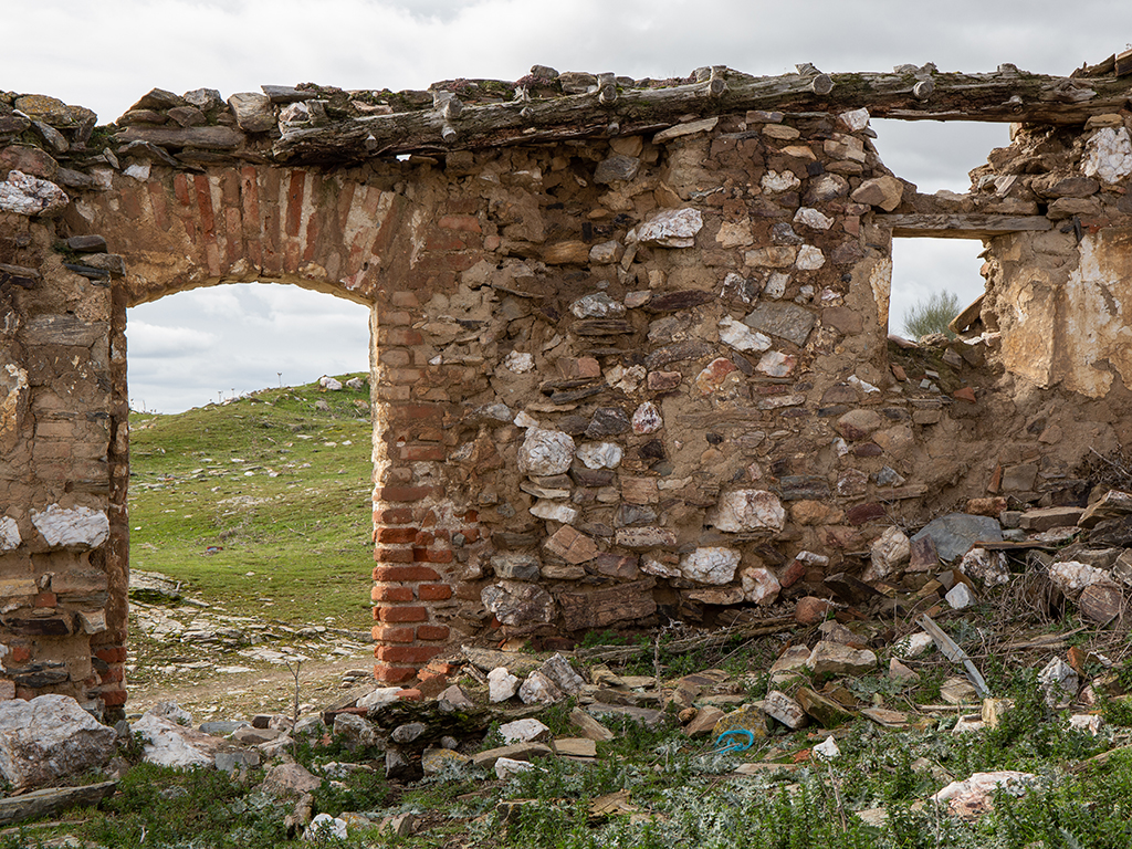 Restos de una vivienda en el núcleo despoblado de Fuentes. / Nerea Llorente