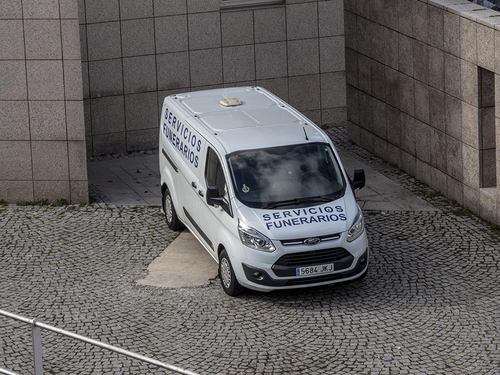Servicios funerarios en las inmediaciones del Hospital General de Segovia. / KAMARERO