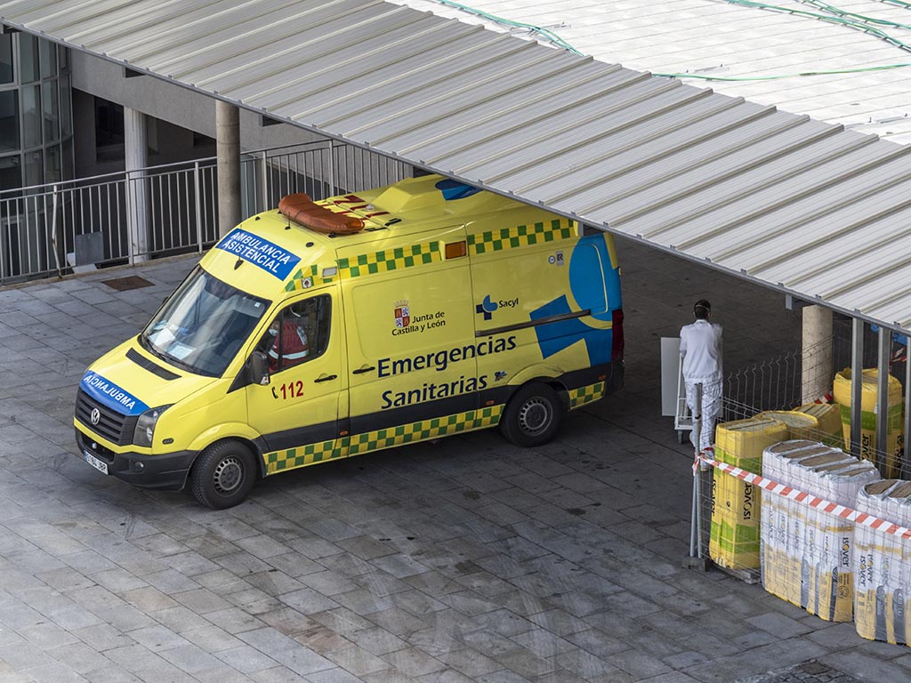 Una ambulancia en la entrada del Hospital General de Segovia. / KAMARERO