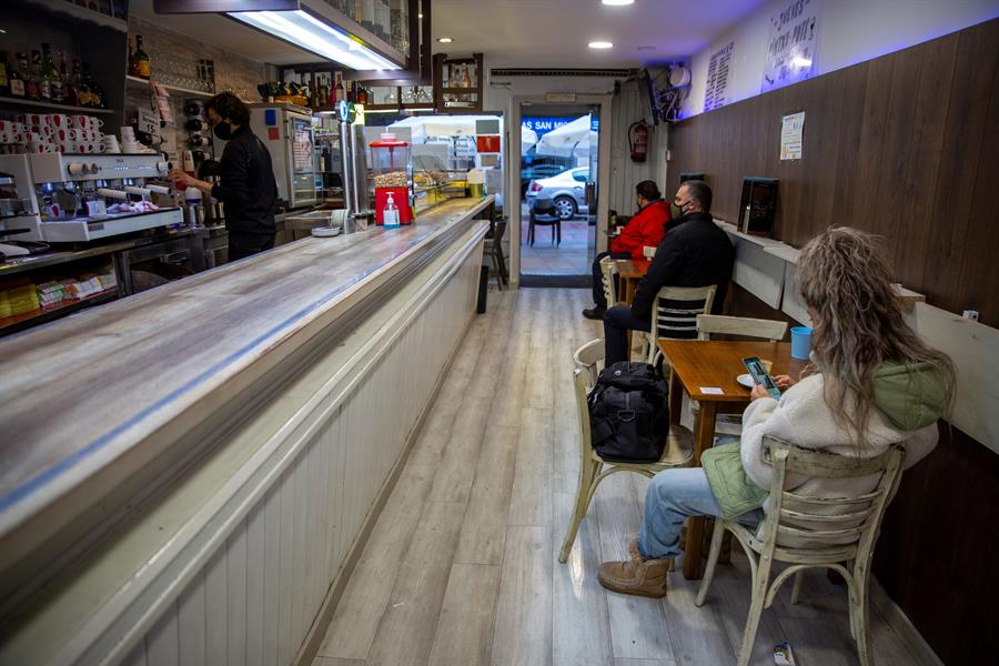 El interior de un bar de Vitoria abierto. EFE/David Aguilar