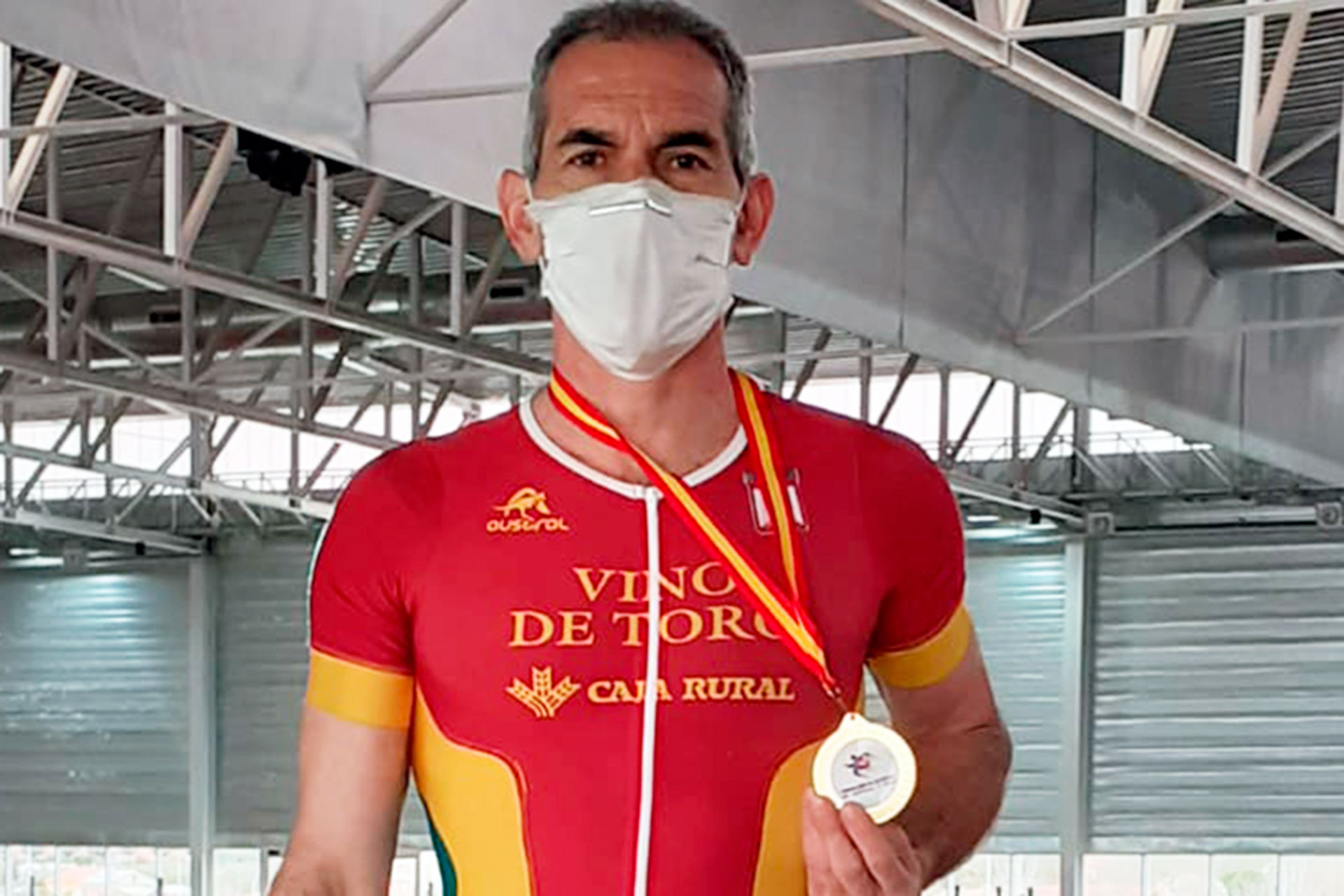 Juan Luis Álvarez, con su medalla de oro. / EL ADELANTADO