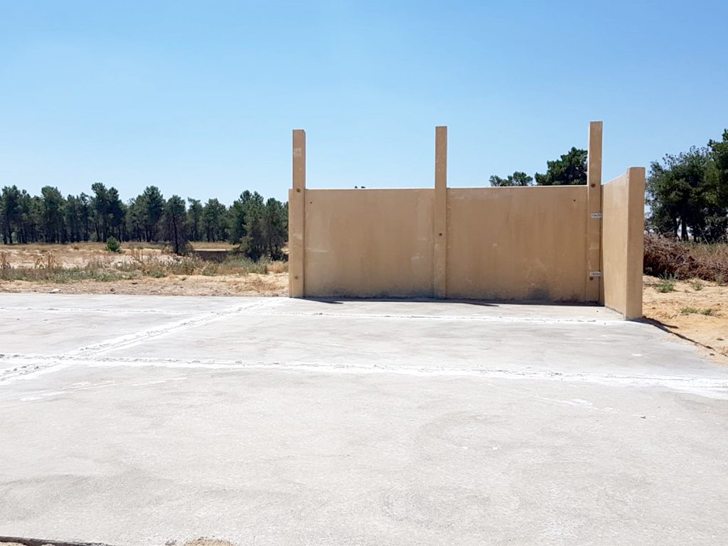 Nueva zona de recogida de residuos, en fase de construcción, con el cierre del perímetro con una valla de malla metálica. /E.A.