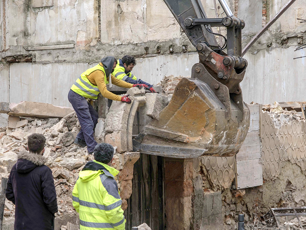Momento en el que se procedió a tirar la portada románica de la fachada derribada ayer. / Kamarero