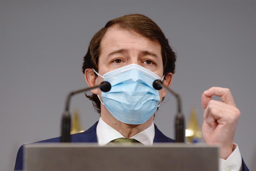 El presidente de la Junta de Castilla y León, Alfonso Fernández Mañueco, da una rueda de prensa. Archivo. EFE/NACHO GALLEGO