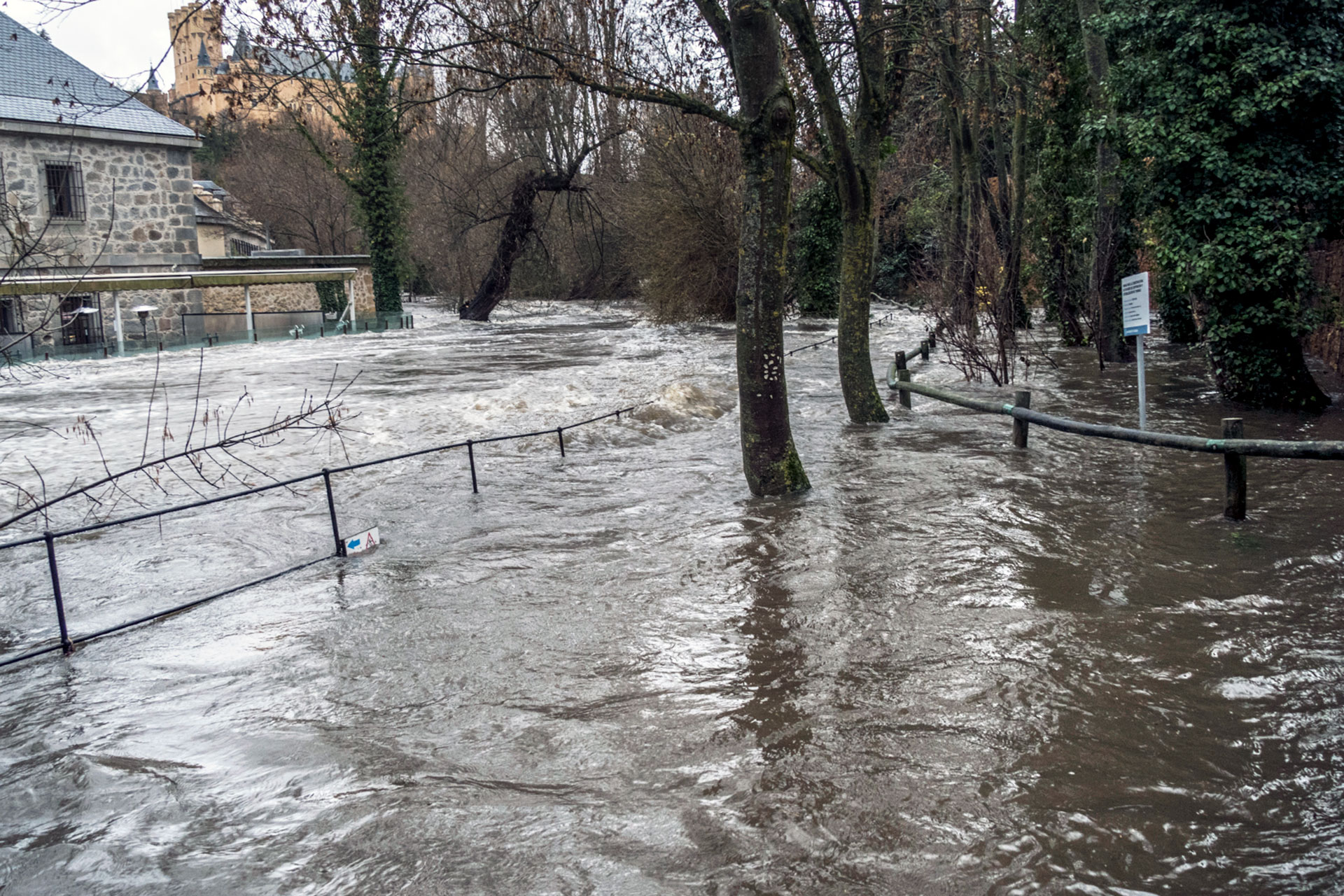 La última crecida causó importantes daños en la ribera del Eresma a su paso por la ciudad de Segovia. / KAMARERO