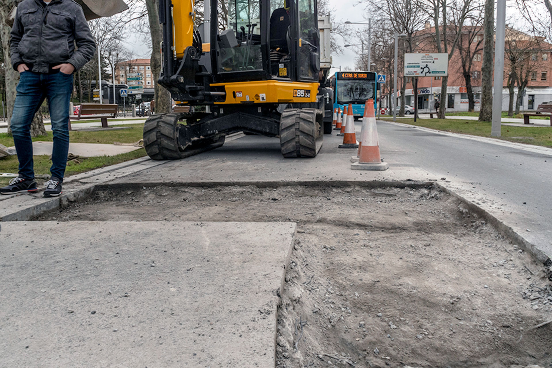 Los trabajos de reparación de baches en la avenida comenzaron ayer. / Kamarero
