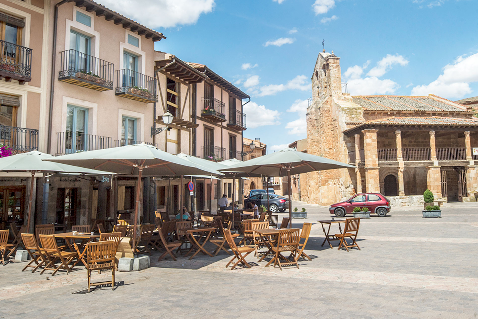 Imagen de la Plaza de Ayllón con las terrazas de los bares abiertas tiempo antes de la pandemia. / KAMARERO