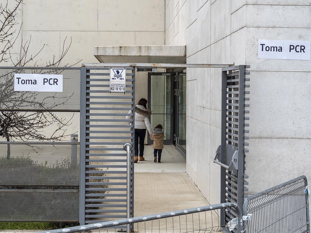 Entrada a la Biblioteca Pública de Segovia, para pruebas a contactos con positivos en la comunidad educativa. / KAMARERO