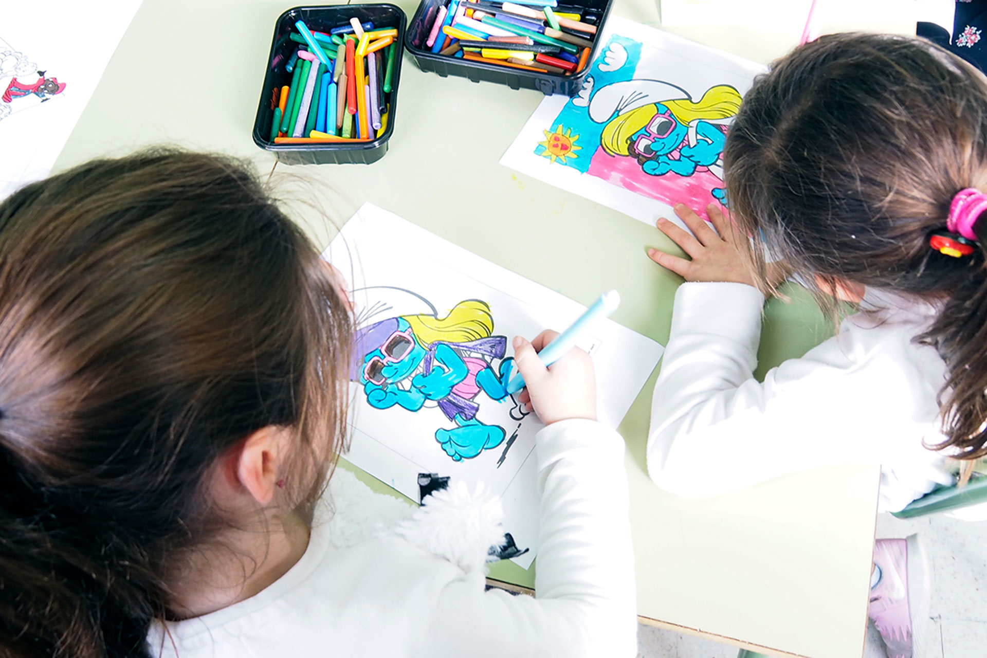 Mientras los padres trabajan, los pequeños participan en juegos y actividades lúdicas y formativas. / NEREA LLORENTE