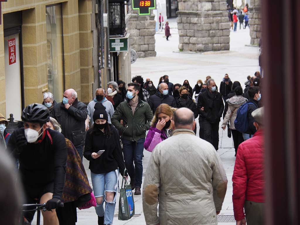 Segovia cierra la semana con el número más alto de positivos en mes y medio 1 Calle Gente Mascarillas Coronavirus